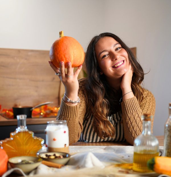 Adela Borčányová s tekvicou hokkaido v kuchyni